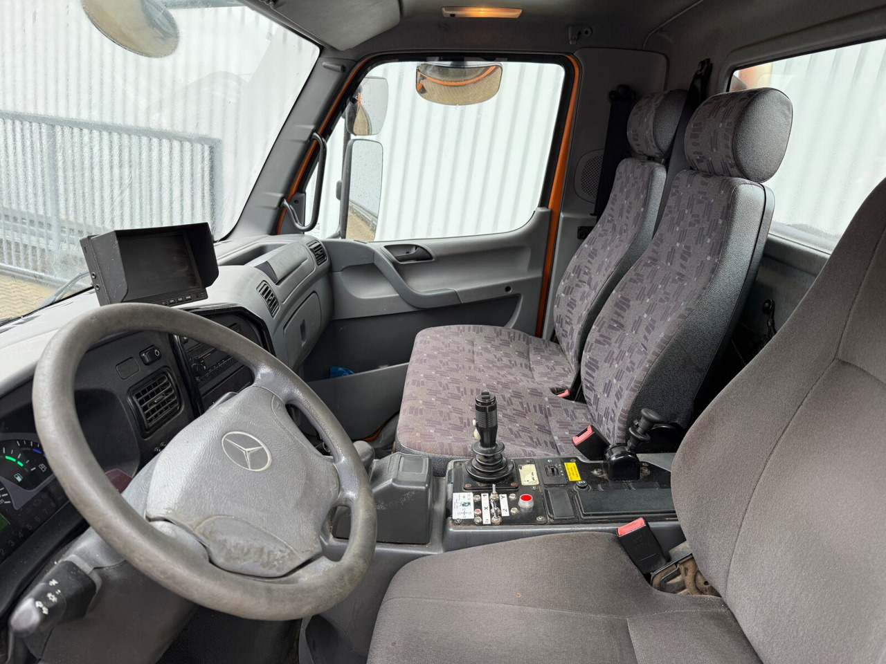 Unimog U 20 4x4 U 20 4x4, Kipper, Zapfwelle, Winterdienstausstattung, 2x AHK - Commercial vehicle: picture 4 Unimog U 20 4x4 U 20 4x4, Kipper, Zapfwelle, Winterdienstausstattung, 2x AHK - Commercial vehicle: picture 4