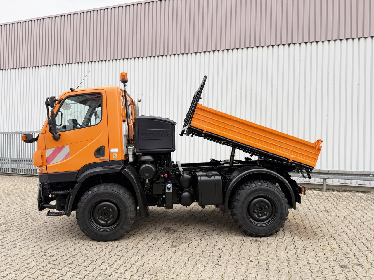 Unimog U 20 4x4 U 20 4x4, Kipper, Zapfwelle, Winterdienstausstattung, 2x AHK - Commercial vehicle: picture 2 Unimog U 20 4x4 U 20 4x4, Kipper, Zapfwelle, Winterdienstausstattung, 2x AHK - Commercial vehicle: picture 2