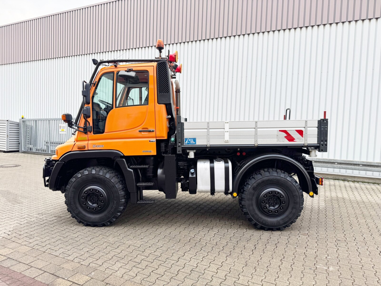 Unimog U 400 405/12 4x4 U 400 405/12 4x4, Kipper, Kommunalhydraulik, VarioPilot, Zapfwelle - Commercial vehicle: picture 2 Unimog U 400 405/12 4x4 U 400 405/12 4x4, Kipper, Kommunalhydraulik, VarioPilot, Zapfwelle - Commercial vehicle: picture 2