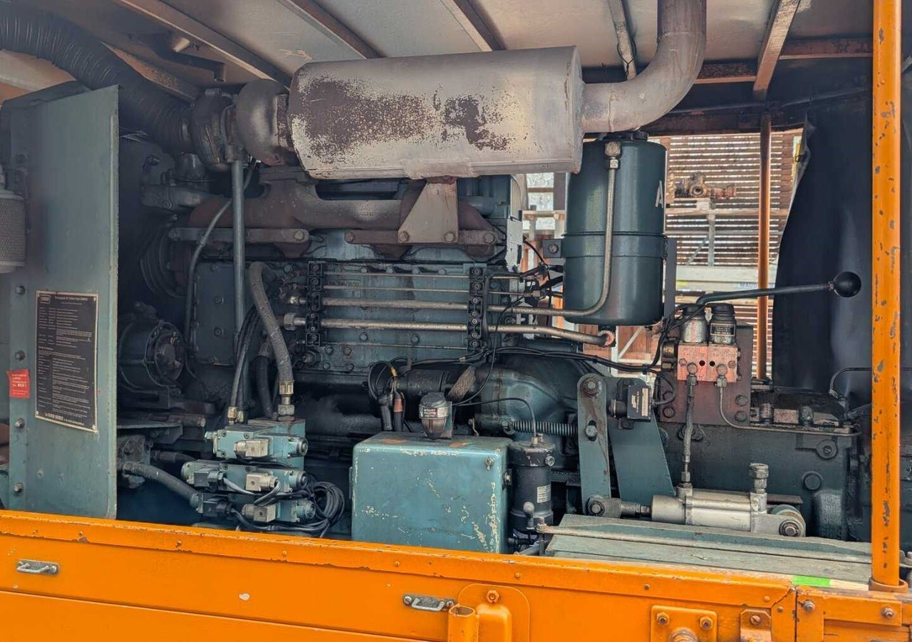 Unimog U52 411 4x4 Schneefräse U52 411 4x4, Schmidt Schneefräse mit Separatmotor - Commercial vehicle: picture 3 Unimog U52 411 4x4 Schneefräse U52 411 4x4, Schmidt Schneefräse mit Separatmotor - Commercial vehicle: picture 3