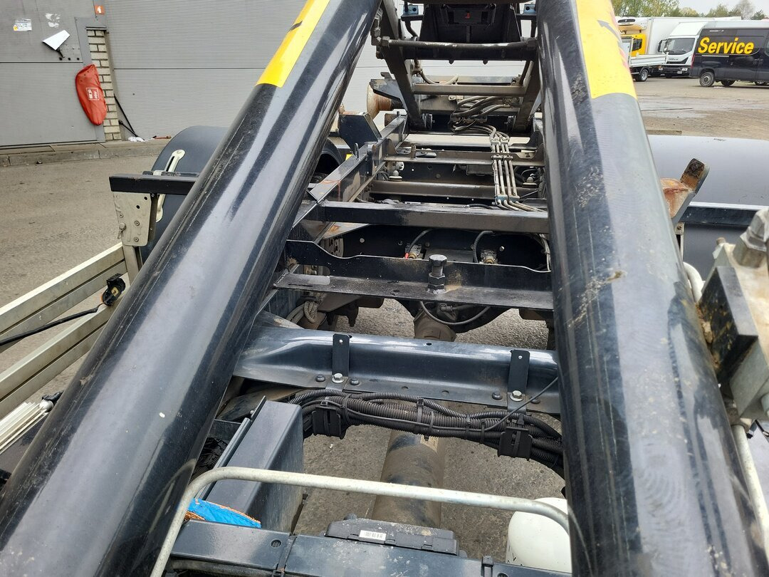 Iveco EuroCargo 120-220 4x2 EuroCargo 120-220 4x2 - Hook lift truck: picture 3 Iveco EuroCargo 120-220 4x2 EuroCargo 120-220 4x2 - Hook lift truck: picture 3