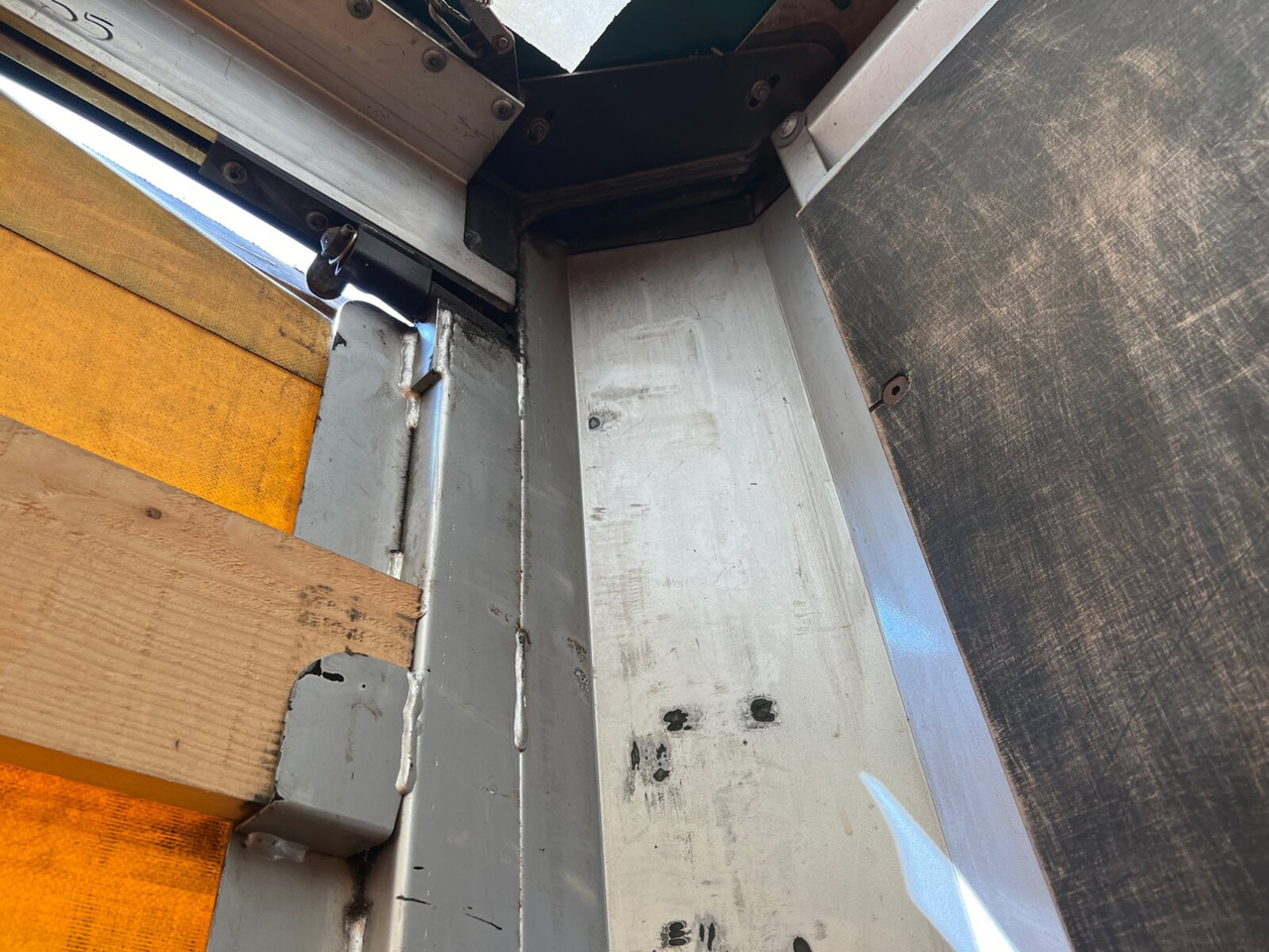 Krone SDP 27 eLCUQ-CS SDP 27 eLCUQ-CS, Coilmulde, Edscha-Verdeck, Hubdach, ca. 93m³ - Curtainsider semi-trailer: picture 2 Krone SDP 27 eLCUQ-CS SDP 27 eLCUQ-CS, Coilmulde, Edscha-Verdeck, Hubdach, ca. 93m³ - Curtainsider semi-trailer: picture 2