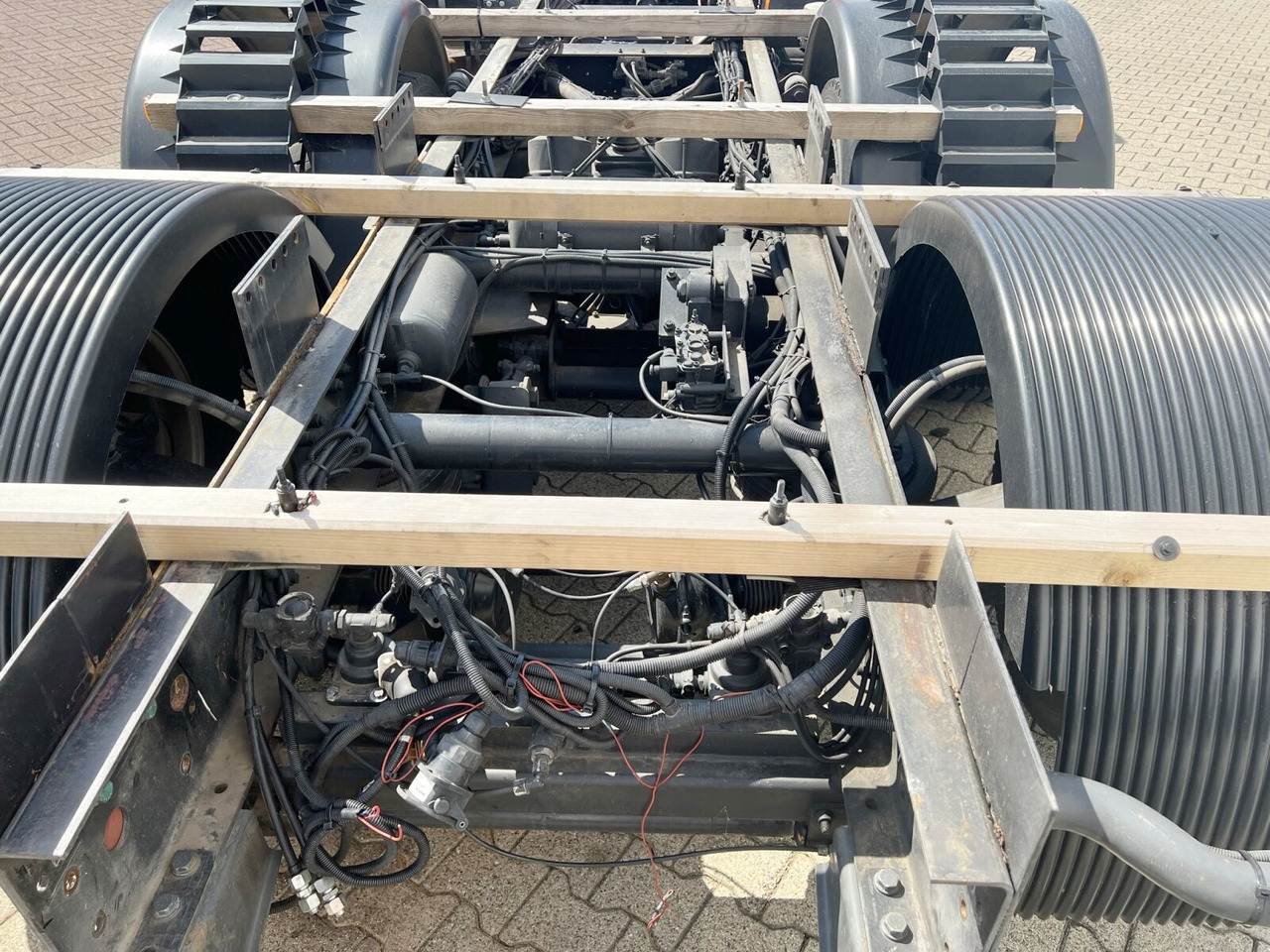 MAN 25/18.284 6x2-4 LL 25/18.284 6x2-4 LL, Retarder, Lenkachse - Cab chassis truck: picture 4 MAN 25/18.284 6x2-4 LL 25/18.284 6x2-4 LL, Retarder, Lenkachse - Cab chassis truck: picture 4