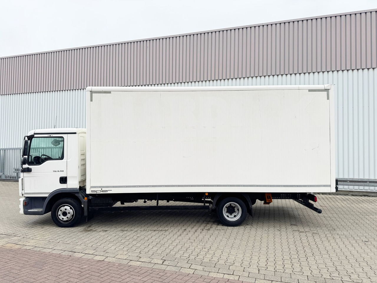 MAN TGL 8.150/180 4x2 BL TGL 8.150/180 4x2 BL, Möbelkoffer mit Rolltor - Box truck: picture 2 MAN TGL 8.150/180 4x2 BL TGL 8.150/180 4x2 BL, Möbelkoffer mit Rolltor - Box truck: picture 2