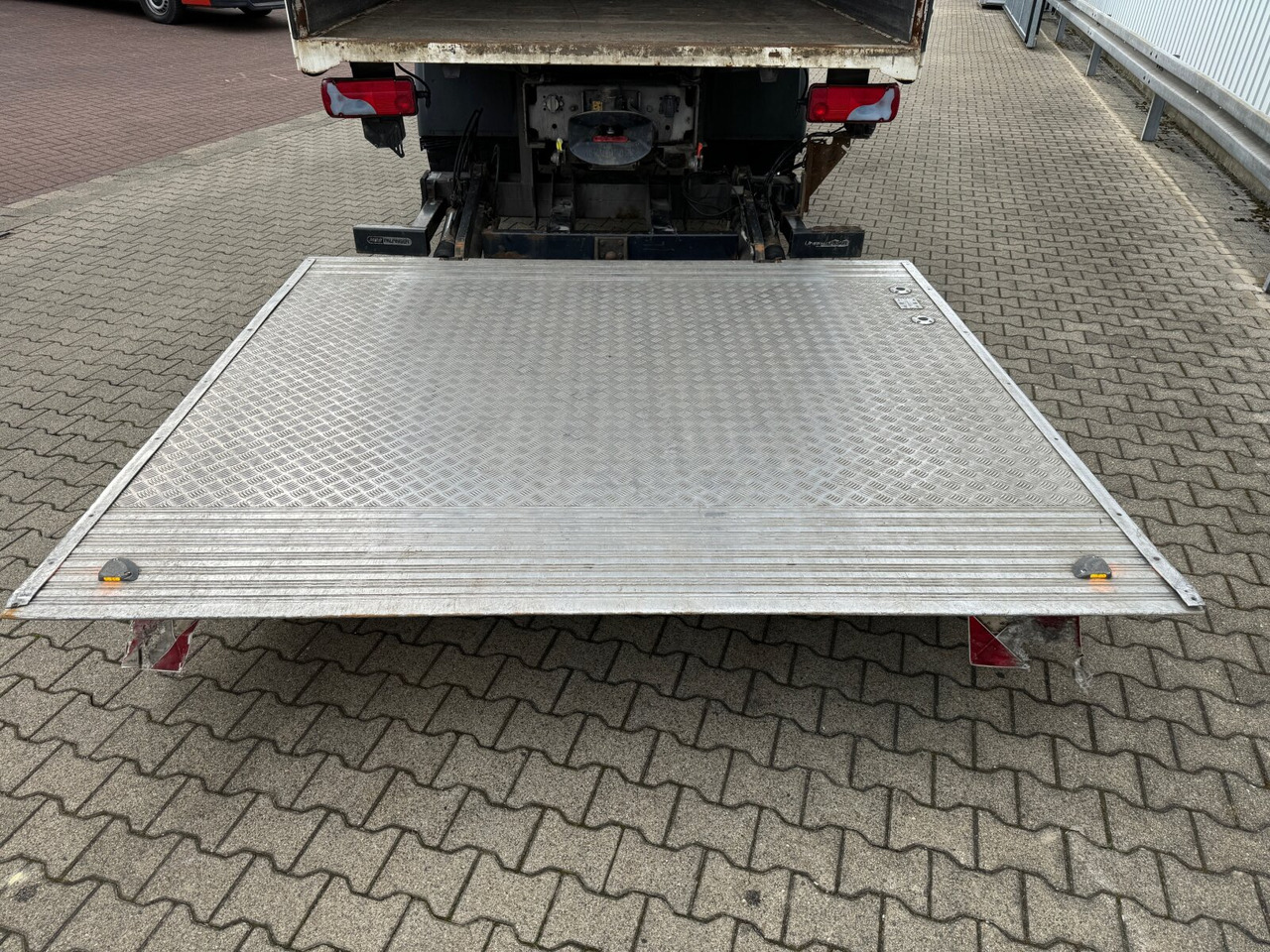 Dropside/ Flatbed truck MAN TGS 18.320 4X4 BL TGS 18.320 4X4 BL, Getränkekoffer, LBW MBB, 2x AHK: picture 14