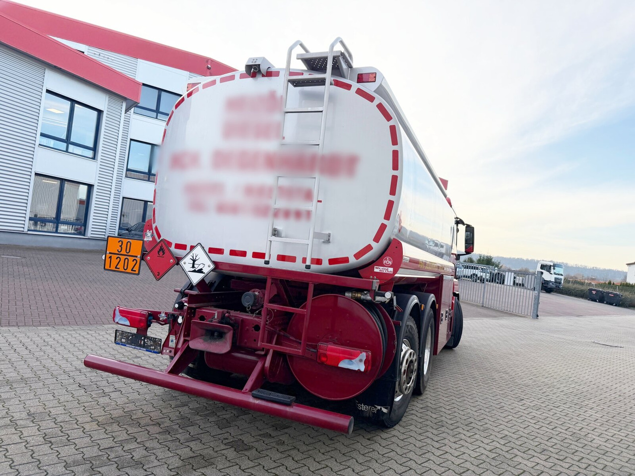 MAN TGS 26.400 6x2-4 LL TGS 26.400 6x2-4 LL, Lenk-/Lift, Navi, ADR, Esterer Tank ca. 19270l, 2 Kammern, Funk leasing MAN TGS 26.400 6x2-4 LL TGS 26.400 6x2-4 LL, Lenk-/Lift, Navi, ADR, Esterer Tank ca. 19270l, 2 Kammern, Funk: picture 12