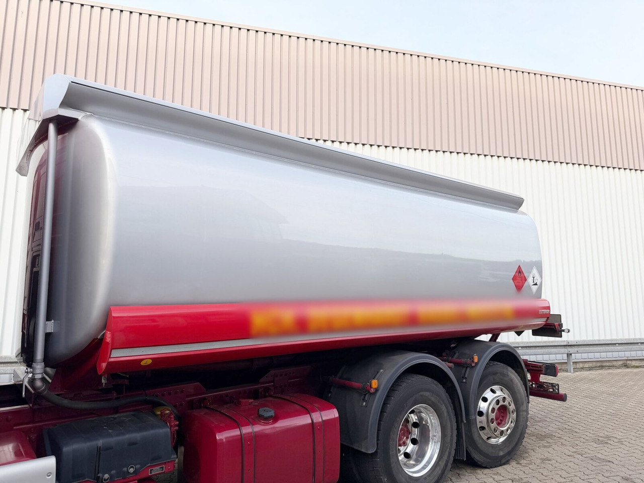 MAN TGS 26.400 6x2-4 LL TGS 26.400 6x2-4 LL, Lenk-/Lift, Navi, ADR, Esterer Tank ca. 19270l, 2 Kammern, Funk - Tank truck: picture 3 MAN TGS 26.400 6x2-4 LL TGS 26.400 6x2-4 LL, Lenk-/Lift, Navi, ADR, Esterer Tank ca. 19270l, 2 Kammern, Funk - Tank truck: picture 3