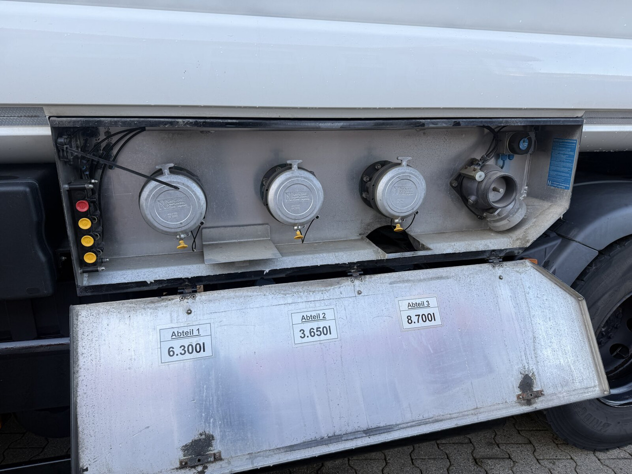 MAN TGS 26.440 6x2-4 BL TGS 26.440 6x2-4 BL, Lenk-/Liftachse, ADR, Esterer Tank ca. 20.340l, 3 Kammern - Tank truck: picture 2 MAN TGS 26.440 6x2-4 BL TGS 26.440 6x2-4 BL, Lenk-/Liftachse, ADR, Esterer Tank ca. 20.340l, 3 Kammern - Tank truck: picture 2