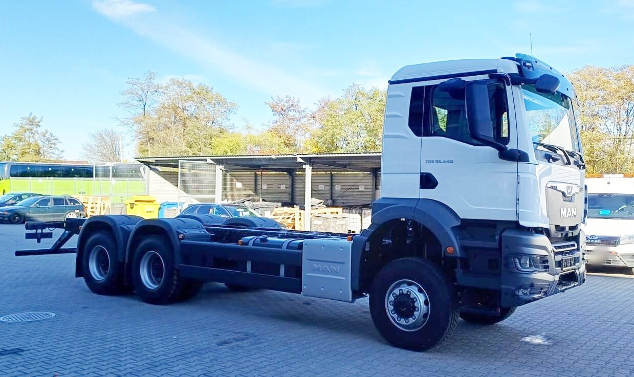 MAN TGS 33.440 6x6 BB CH TGS 33.440 6x6 BB CH, Hohe Bauart, Nebenantrieb - Cab chassis truck: picture 1 MAN TGS 33.440 6x6 BB CH TGS 33.440 6x6 BB CH, Hohe Bauart, Nebenantrieb - Cab chassis truck: picture 1