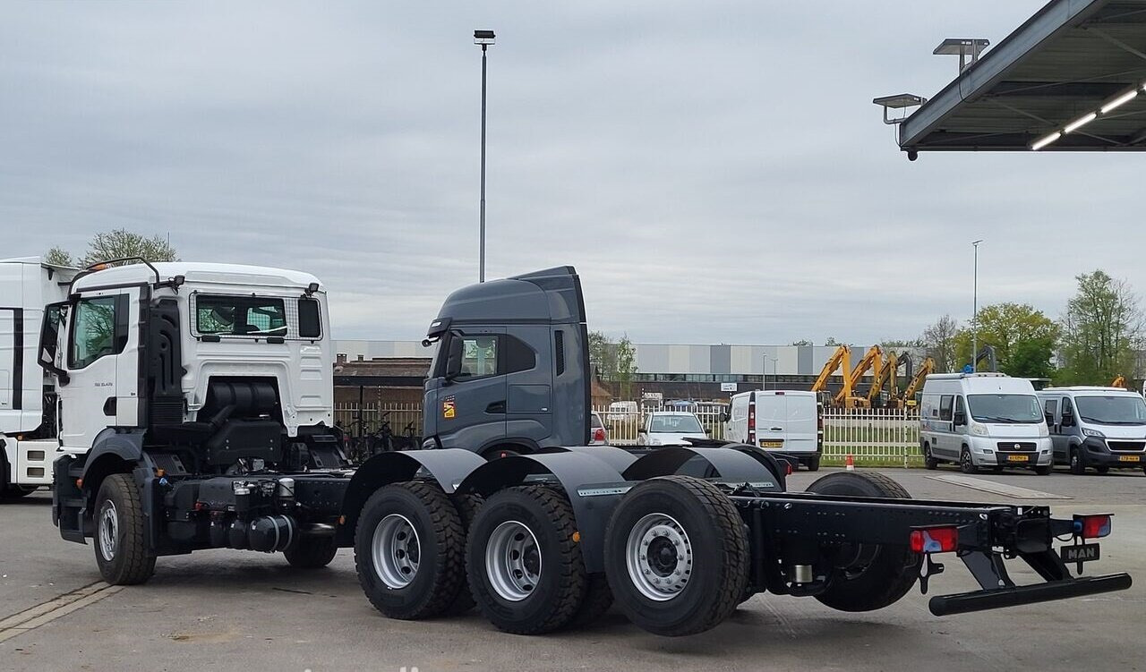MAN TGS 35.470 8x4-4 BL TGS 35.470 8x4-4 BL, Lenk-/Liftachse, Navi, Nebenantrieb - Cab chassis truck: picture 4 MAN TGS 35.470 8x4-4 BL TGS 35.470 8x4-4 BL, Lenk-/Liftachse, Navi, Nebenantrieb - Cab chassis truck: picture 4