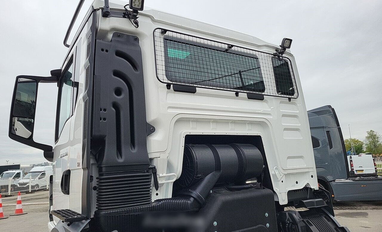 MAN TGS 35.470 8x4-4 BL TGS 35.470 8x4-4 BL, Lenk-/Liftachse, Navi, Nebenantrieb - Cab chassis truck: picture 5 MAN TGS 35.470 8x4-4 BL TGS 35.470 8x4-4 BL, Lenk-/Liftachse, Navi, Nebenantrieb - Cab chassis truck: picture 5