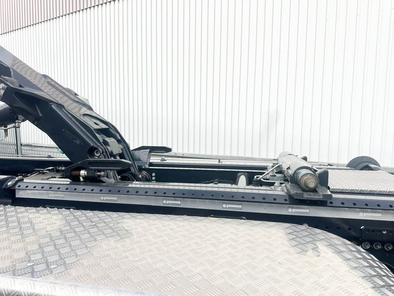 MAN TGS 35.480 8X4 BL TGS 35.480 8X4 BL, Intarder, Kran HMF 3220-K6, 4-fach Abstützung, Funk - Hook lift truck, Crane truck: picture 5 MAN TGS 35.480 8X4 BL TGS 35.480 8X4 BL, Intarder, Kran HMF 3220-K6, 4-fach Abstützung, Funk - Hook lift truck, Crane truck: picture 5