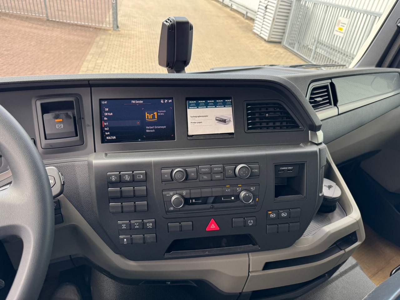 MAN TGS 41.440/480 8x4 BB TGS 41.440/480 8x4 BB - Hook lift truck: picture 5 MAN TGS 41.440/480 8x4 BB TGS 41.440/480 8x4 BB - Hook lift truck: picture 5