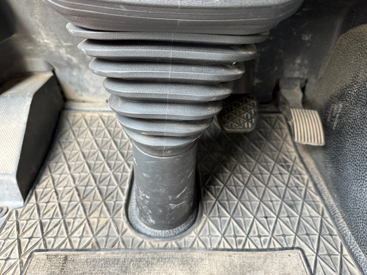 Crane truck, Dropside/ Flatbed truck Mercedes-Benz Actros 2532 L 6x2 Actros 2532 L 6x2, Liftachse, Kran Hiab 244EP-5 HiDuo, Funk: picture 7 Crane truck, Dropside/ Flatbed truck Mercedes-Benz Actros 2532 L 6x2 Actros 2532 L 6x2, Liftachse, Kran Hiab 244EP-5 HiDuo, Funk: picture 7