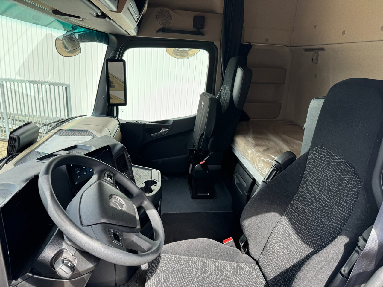 Mercedes-Benz Actros 2548 L 6x2 Actros 2548 L 6x2, Retarder, Lenk-/Liftachse, Navi, MirrorCam, MultimediaCockpit - Hook lift truck: picture 4 Mercedes-Benz Actros 2548 L 6x2 Actros 2548 L 6x2, Retarder, Lenk-/Liftachse, Navi, MirrorCam, MultimediaCockpit - Hook lift truck: picture 4