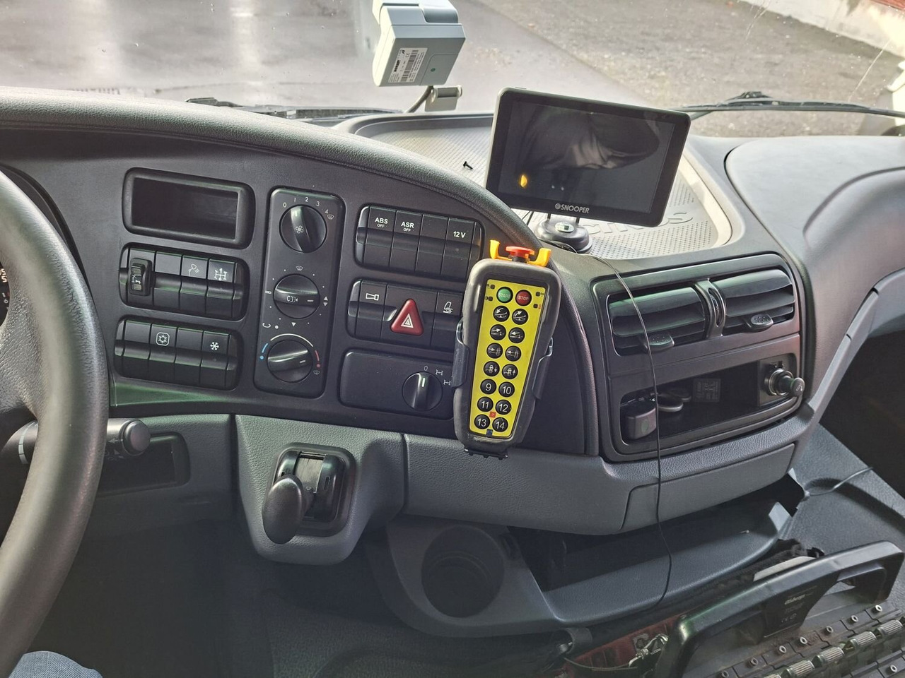 Mercedes-Benz Actros 4146 K 8x4/4 Actros 4146 K 8x4/4, Retarder, Kran Hiab XS 477 E-7 HiPro, Bj. 2010, Flyjib, Seilwinde, Funk - Hook lift truck, Crane truck: picture 5 Mercedes-Benz Actros 4146 K 8x4/4 Actros 4146 K 8x4/4, Retarder, Kran Hiab XS 477 E-7 HiPro, Bj. 2010, Flyjib, Seilwinde, Funk - Hook lift truck, Crane truck: picture 5