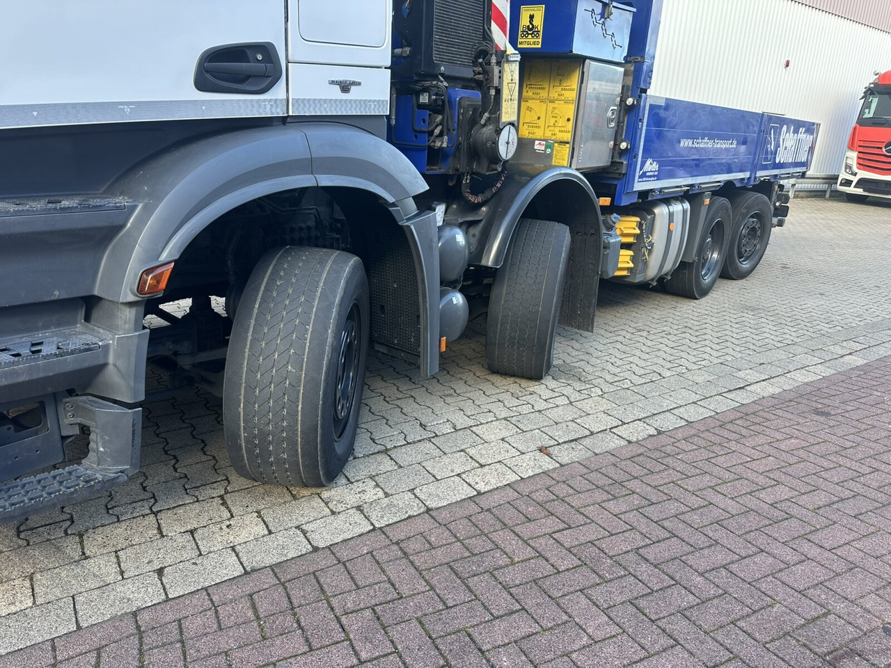 Mercedes-Benz Arocs 3245 L 8x2/6 Arocs 3245 L 8x2/6, Kran Fassi F 545 RA 2.26 XE, Jib, Funk 29,7 m - 400 kg - Crane truck, Dropside/ Flatbed truck: picture 2 Mercedes-Benz Arocs 3245 L 8x2/6 Arocs 3245 L 8x2/6, Kran Fassi F 545 RA 2.26 XE, Jib, Funk 29,7 m - 400 kg - Crane truck, Dropside/ Flatbed truck: picture 2