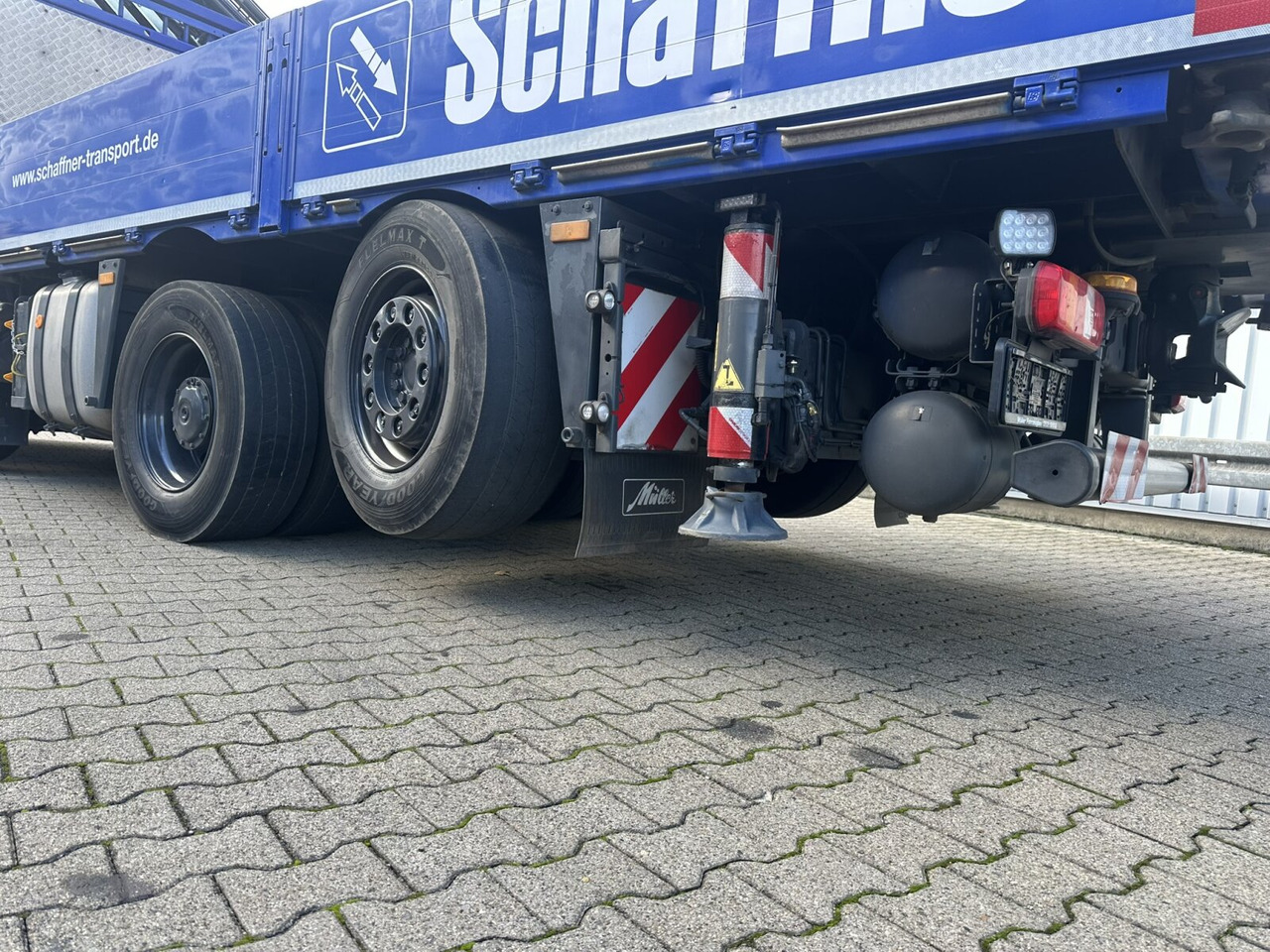 Mercedes-Benz Arocs 3245 L 8x2/6 Arocs 3245 L 8x2/6, Kran Fassi F 545 RA 2.26 XE, Jib, Funk, 29,7 m - 400 kg - Crane truck, Dropside/ Flatbed truck: picture 4 Mercedes-Benz Arocs 3245 L 8x2/6 Arocs 3245 L 8x2/6, Kran Fassi F 545 RA 2.26 XE, Jib, Funk, 29,7 m - 400 kg - Crane truck, Dropside/ Flatbed truck: picture 4