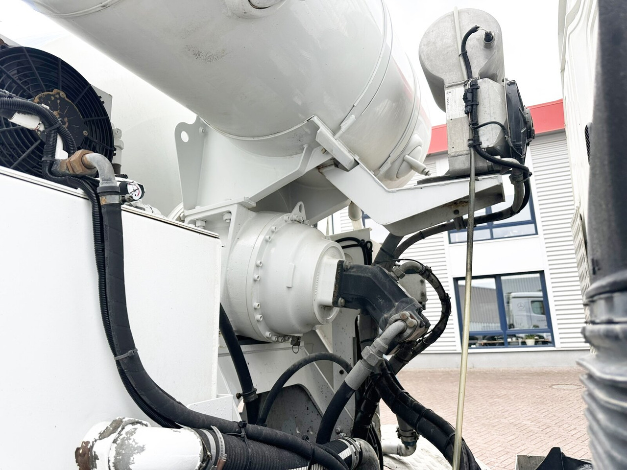 Concrete mixer truck Mercedes-Benz Arocs 3251 8x4/4 Arocs 3251 8x4/4, Betonmischer Liebherr ca. 9m³: picture 6 Concrete mixer truck Mercedes-Benz Arocs 3251 8x4/4 Arocs 3251 8x4/4, Betonmischer Liebherr ca. 9m³: picture 6