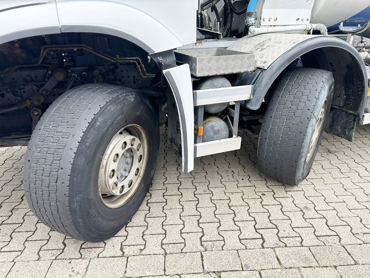 Concrete mixer truck Mercedes-Benz Arocs 3251 8x4/4 Arocs 3251 8x4/4, Betonmischer Liebherr ca. 9m³: picture 15 Concrete mixer truck Mercedes-Benz Arocs 3251 8x4/4 Arocs 3251 8x4/4, Betonmischer Liebherr ca. 9m³: picture 15