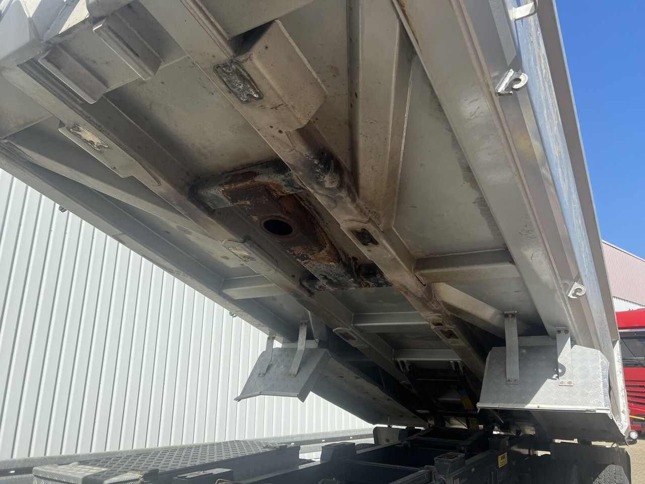 Dumper Mercedes-Benz Arocs 3251 LK 8x4/4 Arocs 3251 LK 8x4/4, Retarder, Stahlmulde ca. 15m³, hydr. Heckklappe: picture 13 Dumper Mercedes-Benz Arocs 3251 LK 8x4/4 Arocs 3251 LK 8x4/4, Retarder, Stahlmulde ca. 15m³, hydr. Heckklappe: picture 13