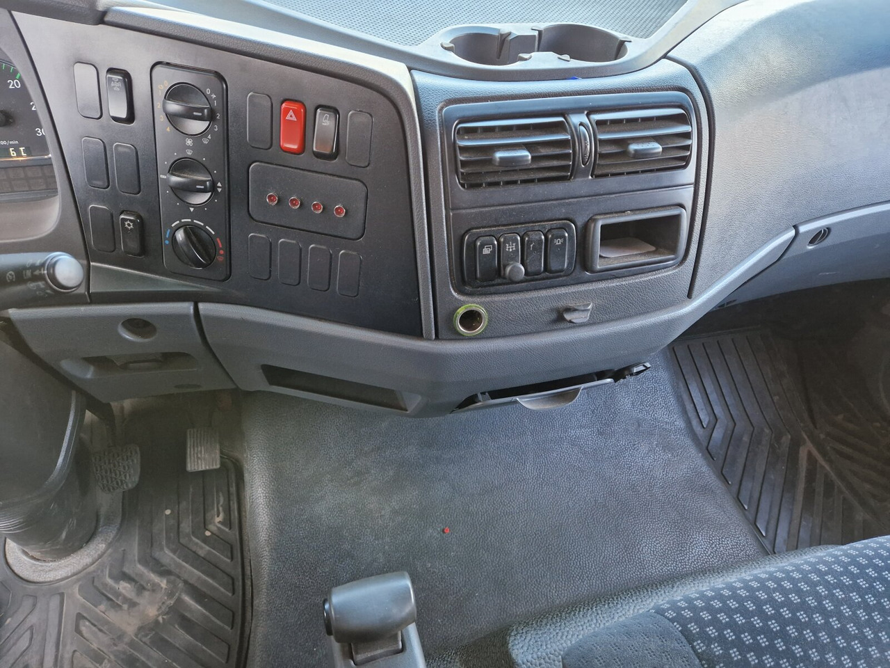 Mercedes-Benz Atego 1218 L 4x2 1218 L 4x2, Fassi Kran F 95A21 5.9m-1.545 kg, - Crane truck: picture 4 Mercedes-Benz Atego 1218 L 4x2 1218 L 4x2, Fassi Kran F 95A21 5.9m-1.545 kg, - Crane truck: picture 4