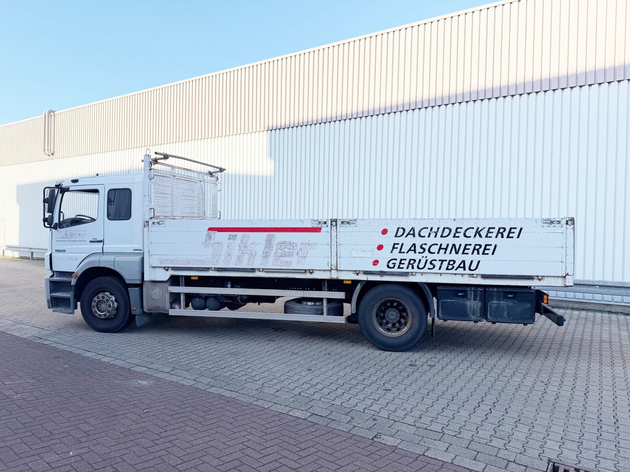 Dropside/ Flatbed truck Mercedes-Benz Axor 1829 L 4x2 Axor 1829 L 4x2, 6-Sitzer: picture 13