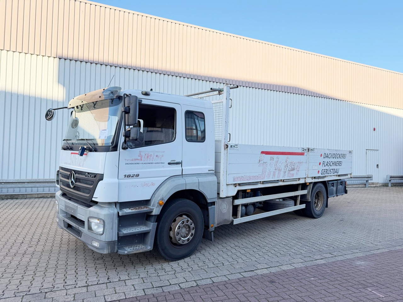 Mercedes-Benz Axor 1829 L 4x2 Axor 1829 L 4x2, 6-Sitzer - Dropside/ Flatbed truck: picture 1 Mercedes-Benz Axor 1829 L 4x2 Axor 1829 L 4x2, 6-Sitzer - Dropside/ Flatbed truck: picture 1