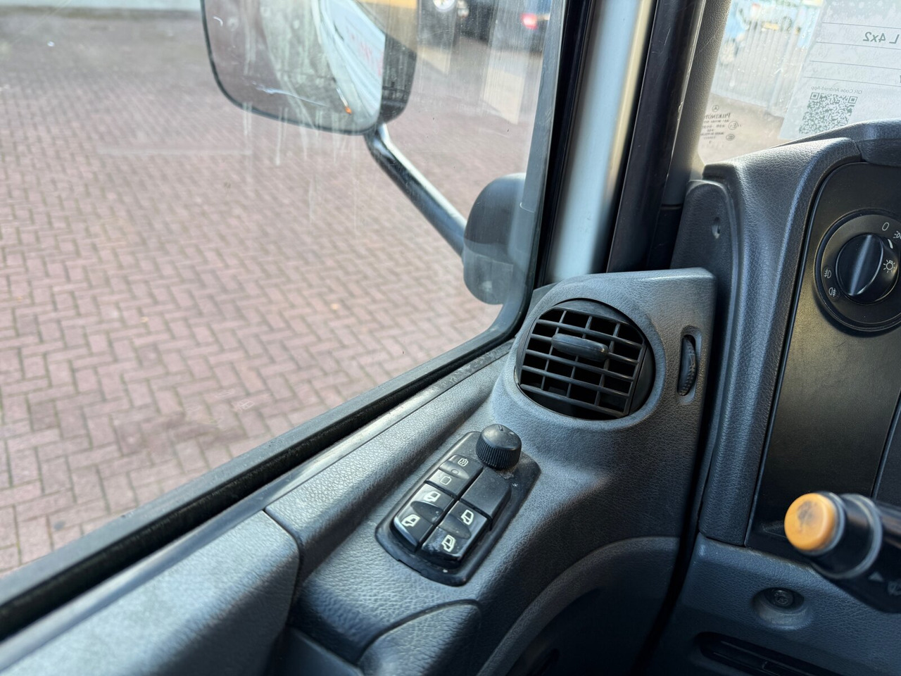 Dropside/ Flatbed truck Mercedes-Benz Axor 1829 L 4x2 Axor 1829 L 4x2, 6-Sitzer: picture 6