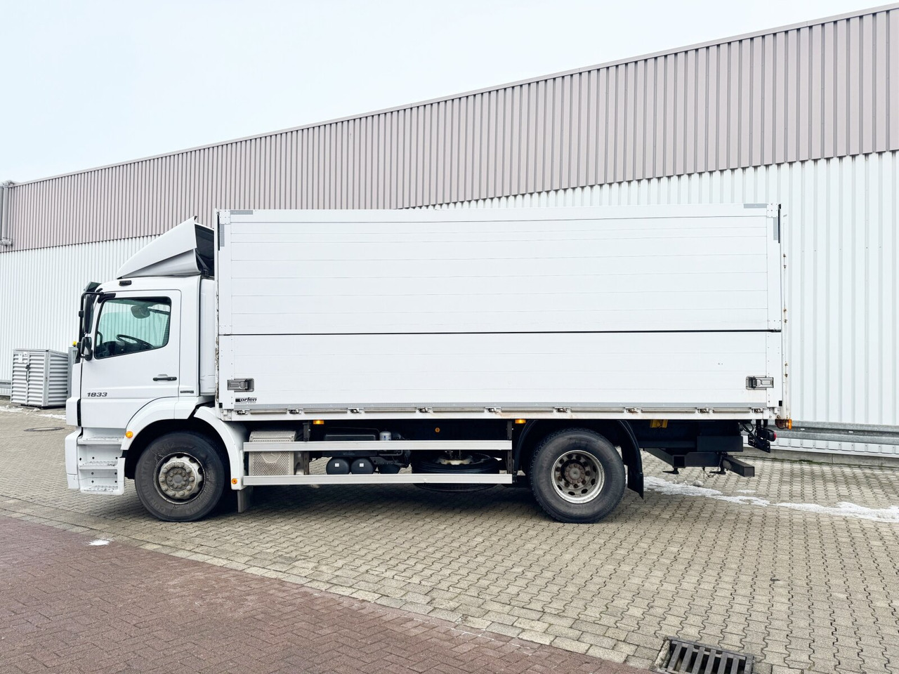 Box truck Mercedes-Benz Axor 1833 L 4x2 Axor 1833 L 4x2, Getränkekoffer: picture 11 Box truck Mercedes-Benz Axor 1833 L 4x2 Axor 1833 L 4x2, Getränkekoffer: picture 11