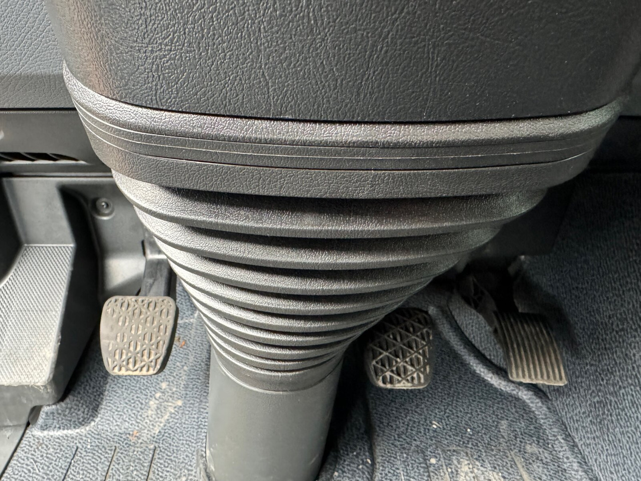 Box truck Mercedes-Benz Axor 1833 L 4x2 Axor 1833 L 4x2, Getränkekoffer: picture 4 Box truck Mercedes-Benz Axor 1833 L 4x2 Axor 1833 L 4x2, Getränkekoffer: picture 4