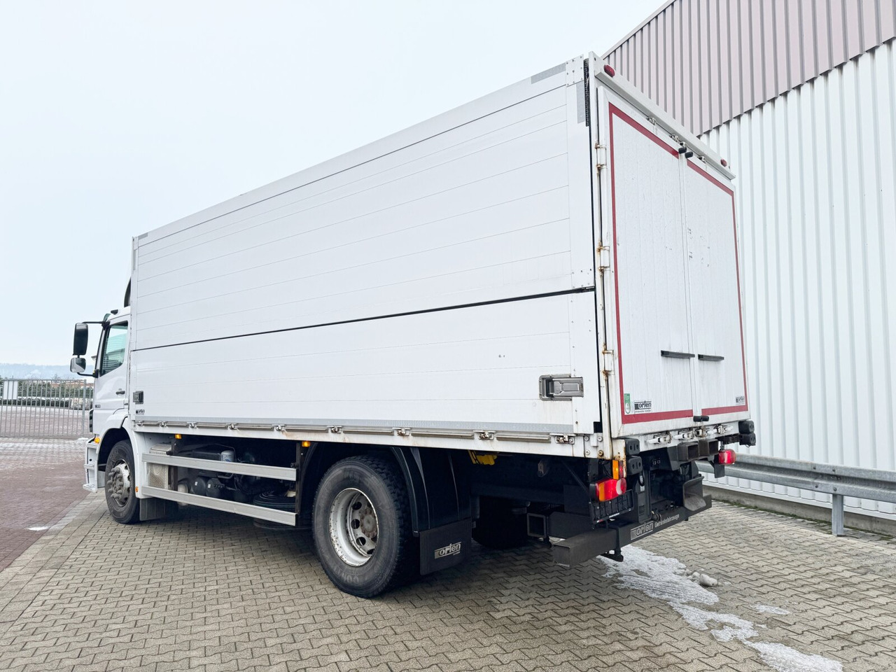 Box truck Mercedes-Benz Axor 1833 L 4x2 Axor 1833 L 4x2, Getränkekoffer: picture 10 Box truck Mercedes-Benz Axor 1833 L 4x2 Axor 1833 L 4x2, Getränkekoffer: picture 10