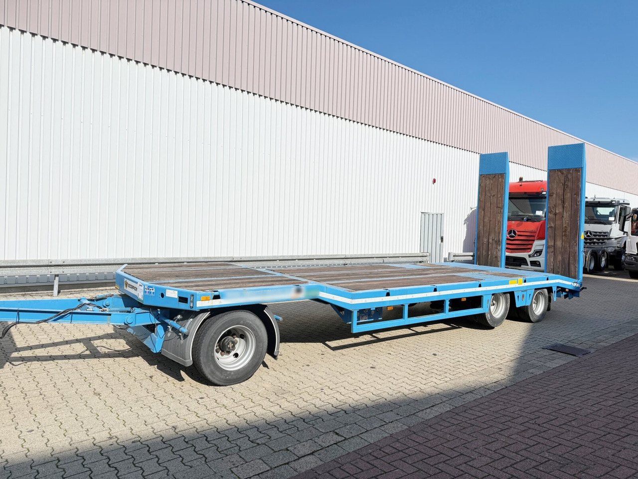Scorpion 3-Achs Tiefladeanhänger Scorpion 3-Achs Tiefladeanhänger, Liftachse, pneumatische Auffahrrampen - Low loader trailer: picture 1 Scorpion 3-Achs Tiefladeanhänger Scorpion 3-Achs Tiefladeanhänger, Liftachse, pneumatische Auffahrrampen - Low loader trailer: picture 1