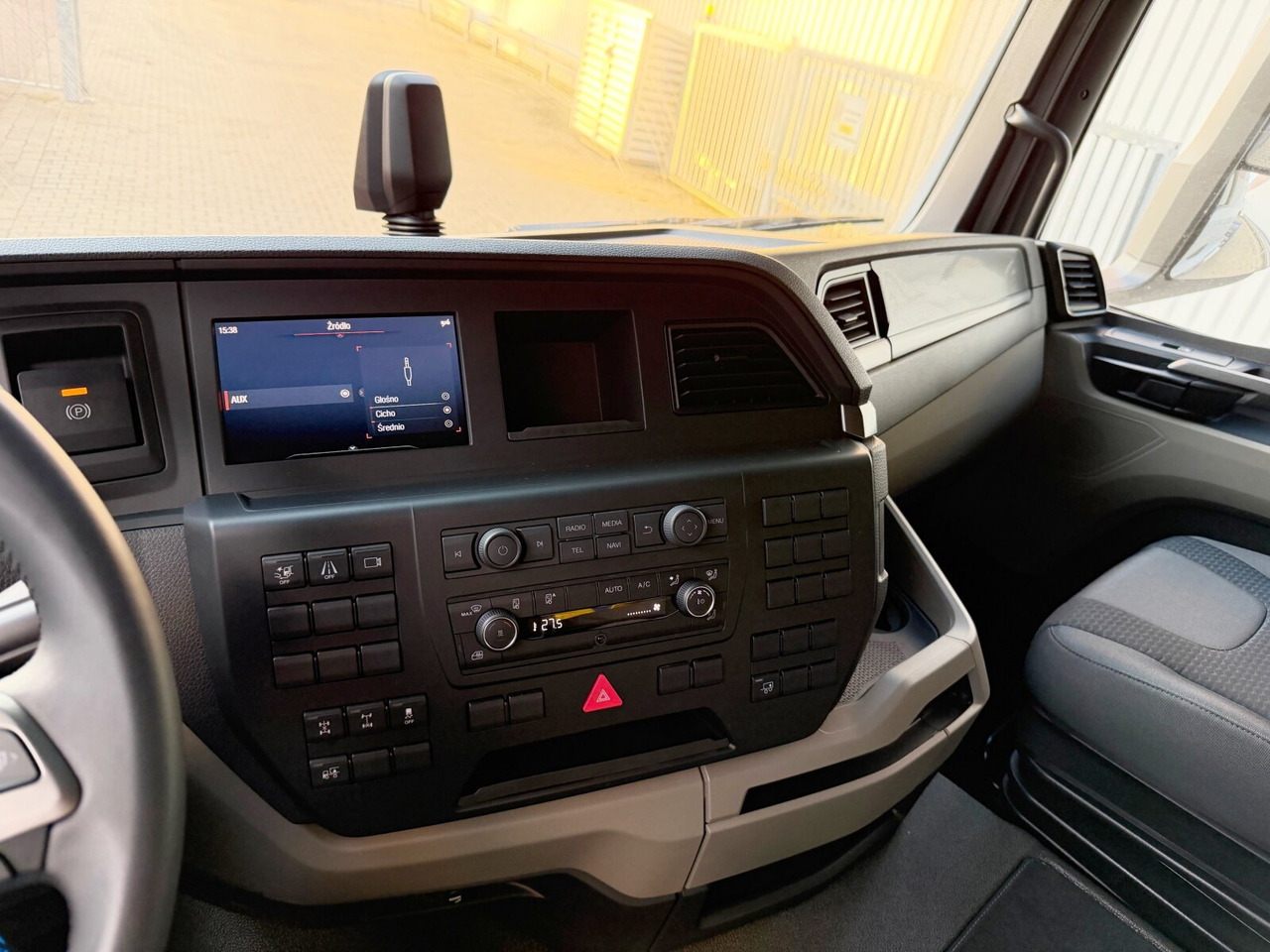 MAN TGS 33.520 6x4 BL SA TGS 33.520 6x4 BL SA, Retarder, LED, Nebenantrieb - Tractor unit: picture 5 MAN TGS 33.520 6x4 BL SA TGS 33.520 6x4 BL SA, Retarder, LED, Nebenantrieb - Tractor unit: picture 5