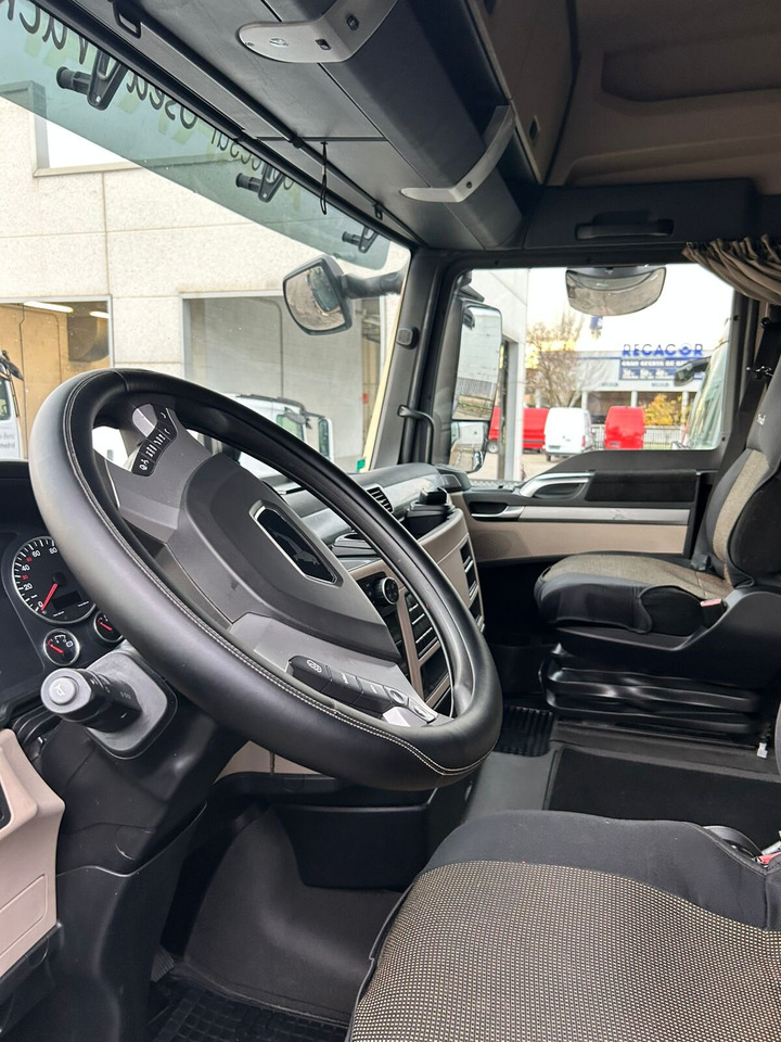 MAN TGX 33.580 6x4 BB TGX 33.580 6x4 BB, Retarder, zZGG 150.000kg - Tractor unit: picture 2 MAN TGX 33.580 6x4 BB TGX 33.580 6x4 BB, Retarder, zZGG 150.000kg - Tractor unit: picture 2