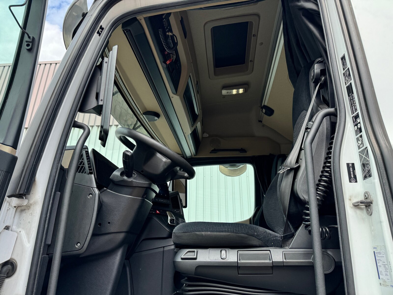 Interior photo 1: Tractor unit Mercedes-Benz Actros 1848 LS 4x2 Actros 1848 LS 4x2, Vollumer ,Retarder