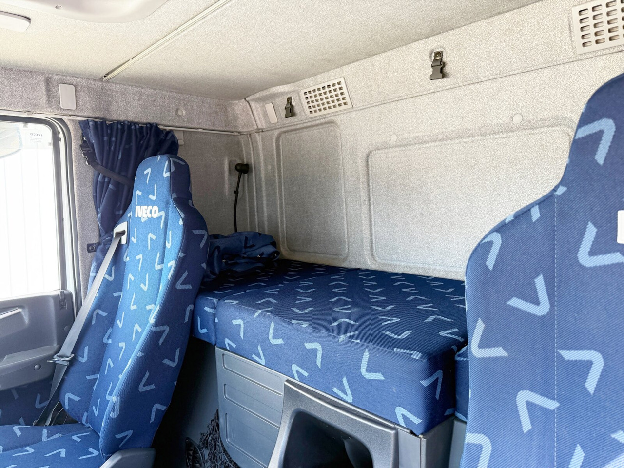 Trakker AT380T45/P 6x4 Trakker AT380T45/P 6x4, EEV - Hook lift truck: picture 4 Trakker AT380T45/P 6x4 Trakker AT380T45/P 6x4, EEV - Hook lift truck: picture 4