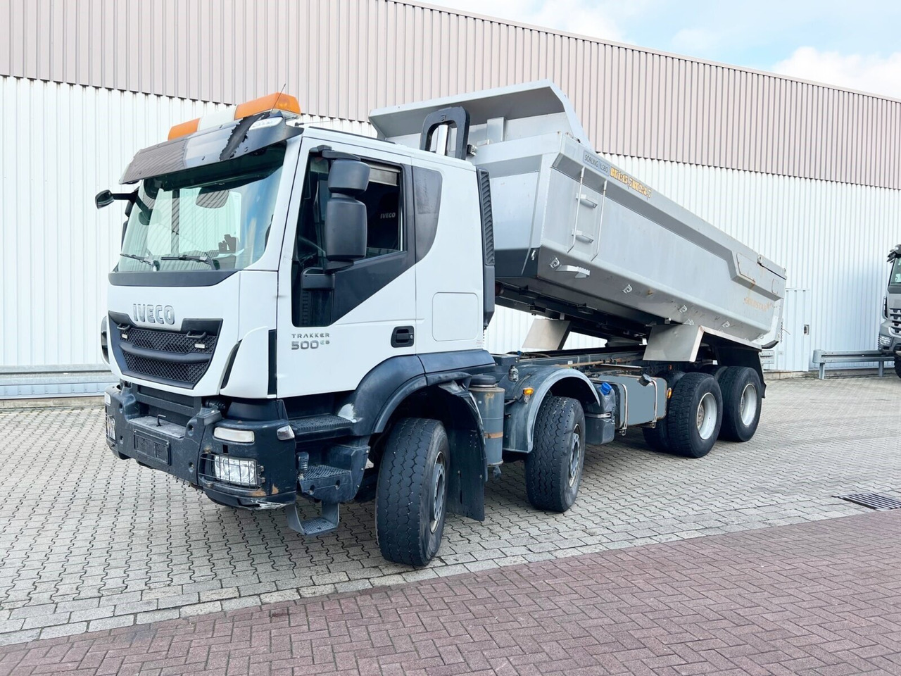 Trakker AT410T50 8x4 Trakker AT410T50 8x4, Stahlmulde ca. 16m³, hydr. Heckklappe - Tipper: picture 1 Trakker AT410T50 8x4 Trakker AT410T50 8x4, Stahlmulde ca. 16m³, hydr. Heckklappe - Tipper: picture 1