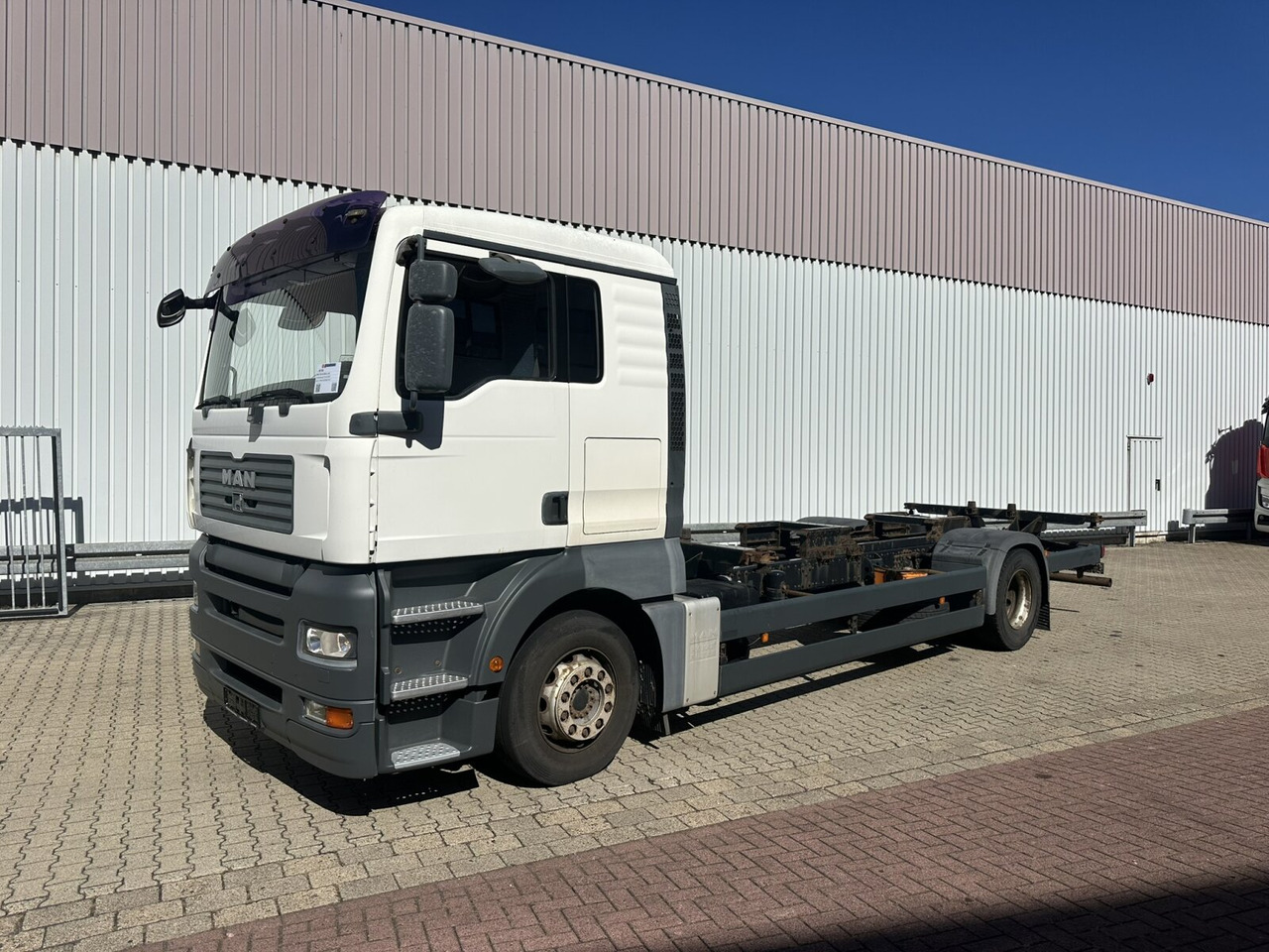 MAN TGA 18.360 LL 4x2 TGA 18.360 LL 4x2, Fahrschule - Truck: picture 1 MAN TGA 18.360 LL 4x2 TGA 18.360 LL 4x2, Fahrschule - Truck: picture 1