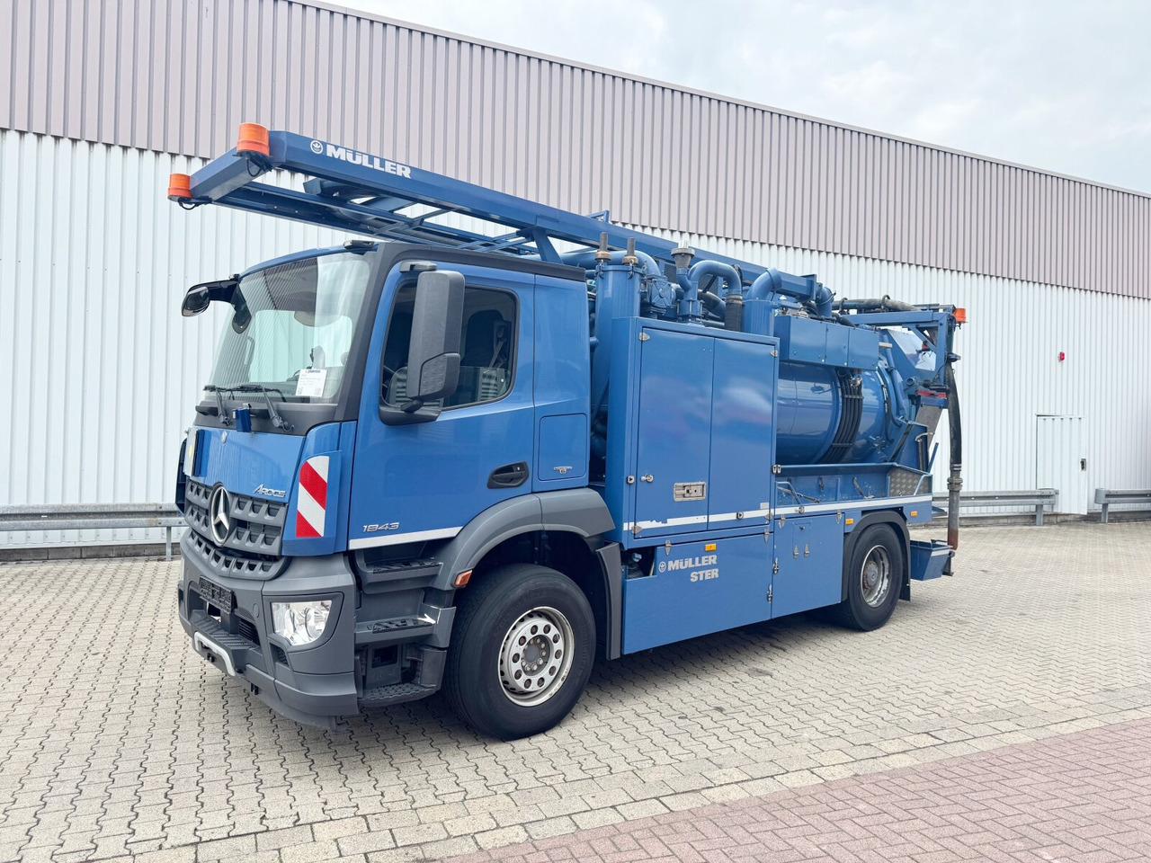 Mercedes-Benz Arocs 1843 L 4x2 Arocs 1843 L 4x2, Müller Canalmaster ca. 8m³, Standheizung, Funk - Truck: picture 1 Mercedes-Benz Arocs 1843 L 4x2 Arocs 1843 L 4x2, Müller Canalmaster ca. 8m³, Standheizung, Funk - Truck: picture 1