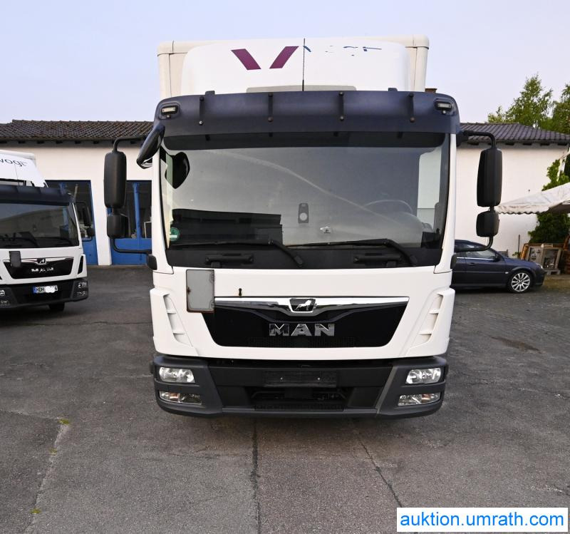 MAN (V181) MAN TGL 12.250 4x2 L/BL Koffer Ladebordwand Klimaautomatik NAVI Luftfederung Automatikgetriebe EURO 6 - Box truck: picture 3 MAN (V181) MAN TGL 12.250 4x2 L/BL Koffer Ladebordwand Klimaautomatik NAVI Luftfederung Automatikgetriebe EURO 6 - Box truck: picture 3