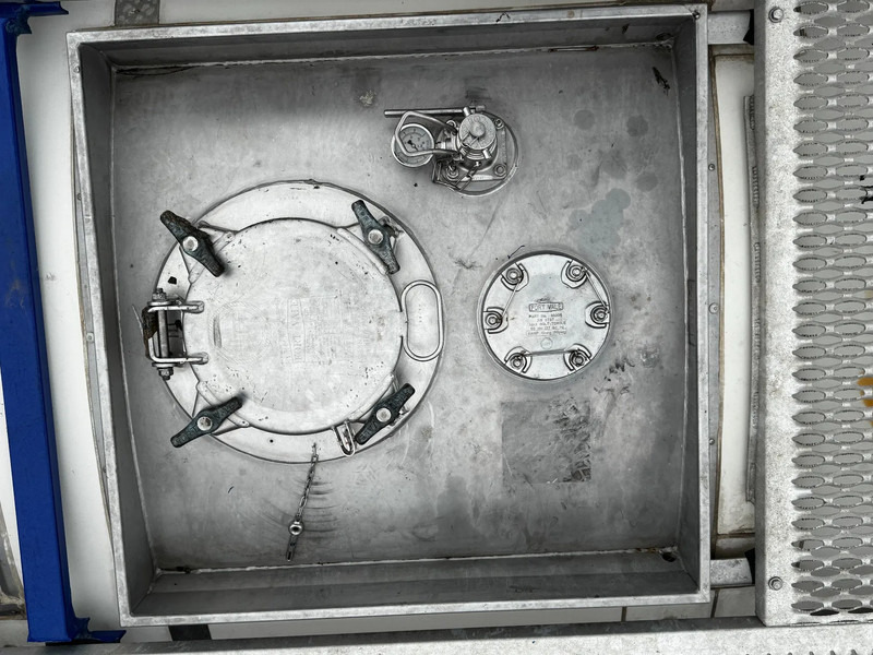 Tank container for transportation of chemicals CIMC 20FT ISO, 25.050L / 1-COMP / 3 BAFFELS / T11 / 4 manholes / ADR valid until 04/2027: picture 16 Tank container for transportation of chemicals CIMC 20FT ISO, 25.050L / 1-COMP / 3 BAFFELS / T11 / 4 manholes / ADR valid until 04/2027: picture 16