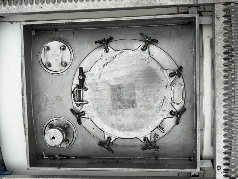 Tank container for transportation of chemicals CIMC 20FT ISO, 25.050L / 1-COMP / 3 BAFFELS / T11 / 4 manholes / ADR valid until 04/2027: picture 14 Tank container for transportation of chemicals CIMC 20FT ISO, 25.050L / 1-COMP / 3 BAFFELS / T11 / 4 manholes / ADR valid until 04/2027: picture 14