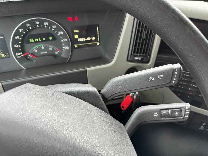 Tractor unit Volvo FM 460 Globetrotter, Night-Airco, ADR (FL, AT), EURO-6, ALCOA, VEB, 4x available: picture 17 Tractor unit Volvo FM 460 Globetrotter, Night-Airco, ADR (FL, AT), EURO-6, ALCOA, VEB, 4x available: picture 17