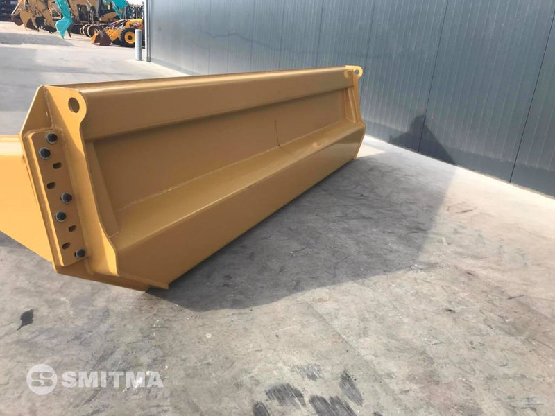 Cat 740B - Tail lift for Construction machinery: picture 2 Cat 740B - Tail lift for Construction machinery: picture 2