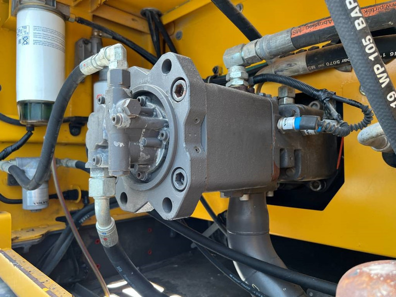 Crawler excavator Volvo EC250E L: picture 17