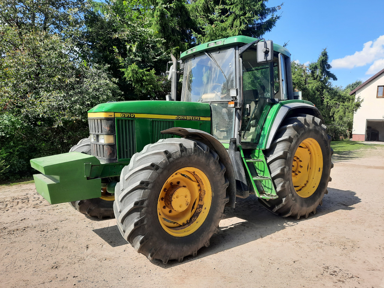 JOHN DEERE 6910 - Farm tractor: picture 1 JOHN DEERE 6910 - Farm tractor: picture 1
