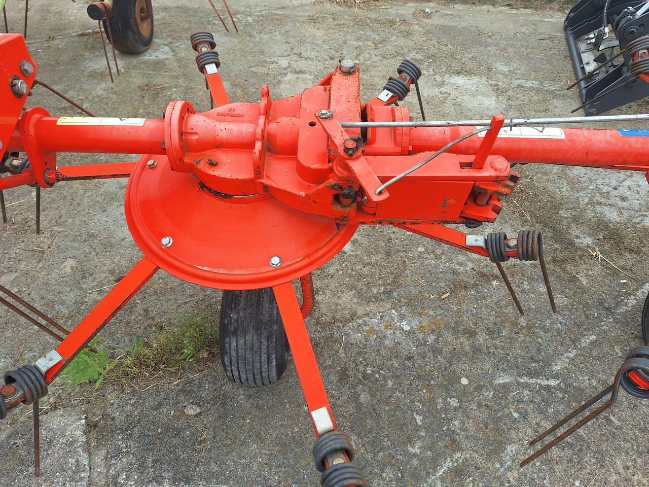 KUHN 5001T - Tedder/ Rake: picture 5 KUHN 5001T - Tedder/ Rake: picture 5