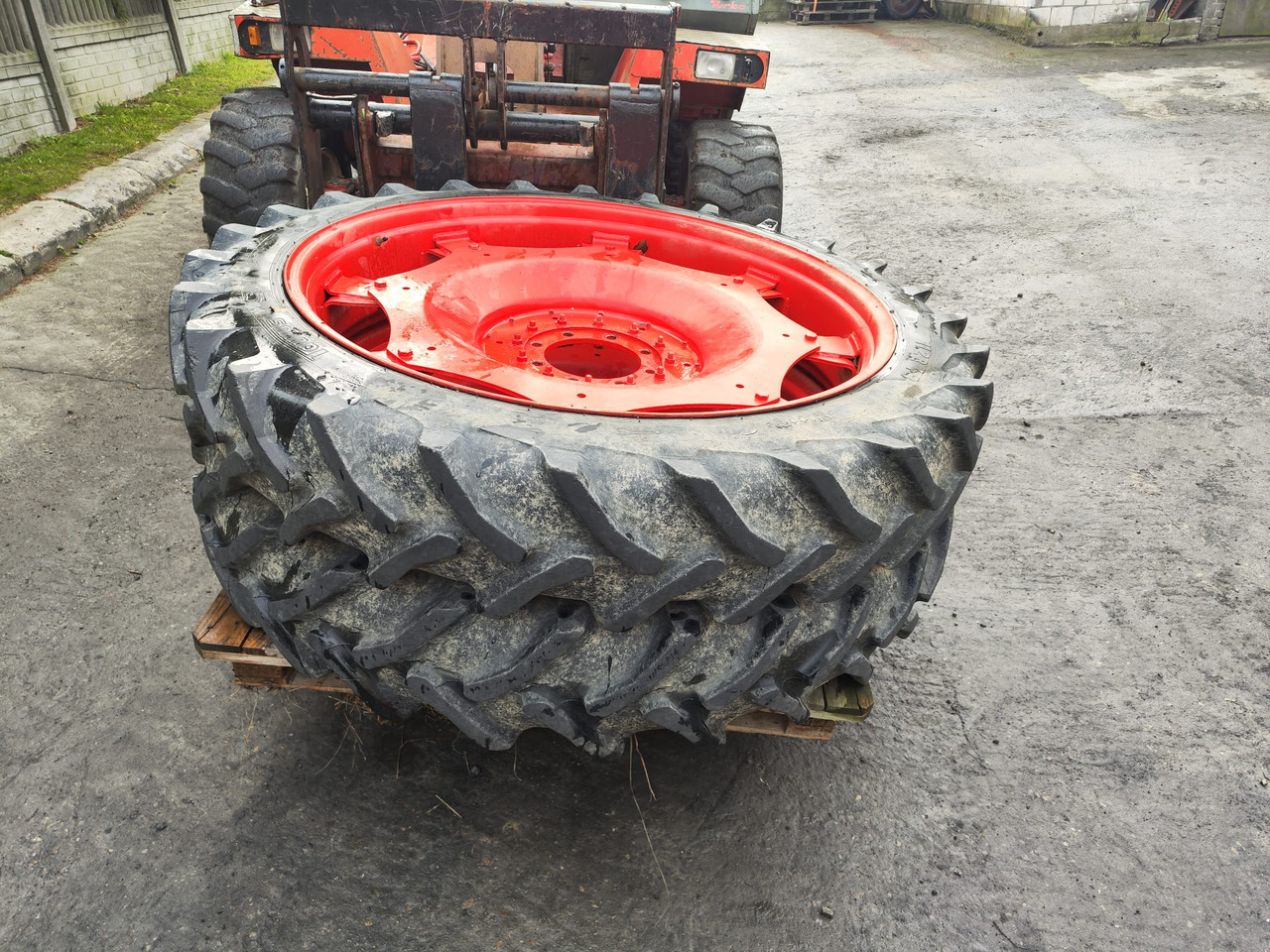 Koła 2 szt. felgi + opony TAURUS 11.2 R48 (fendt 312) - Wheel and tire package for Agricultural machinery: picture 1 Koła 2 szt. felgi + opony TAURUS 11.2 R48 (fendt 312) - Wheel and tire package for Agricultural machinery: picture 1
