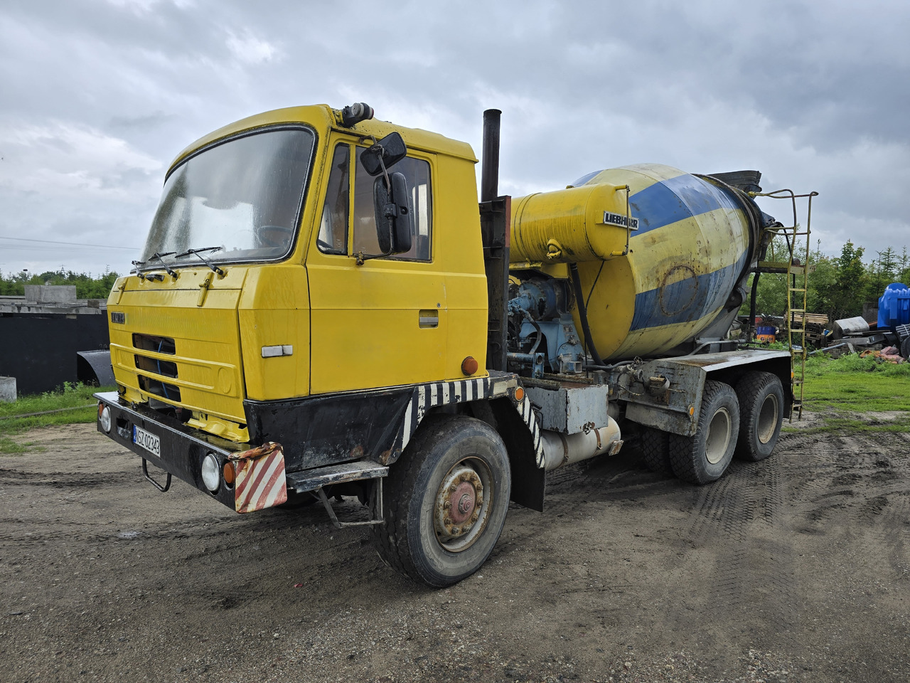 TATRA 6x6 (6 m3) betoniarka LIEBHERR - Concrete mixer truck: picture 1 TATRA 6x6 (6 m3) betoniarka LIEBHERR - Concrete mixer truck: picture 1